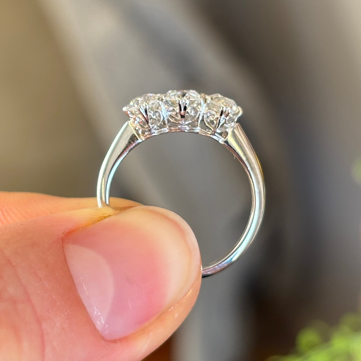 Vintage, 1930s three-stone diamond ring