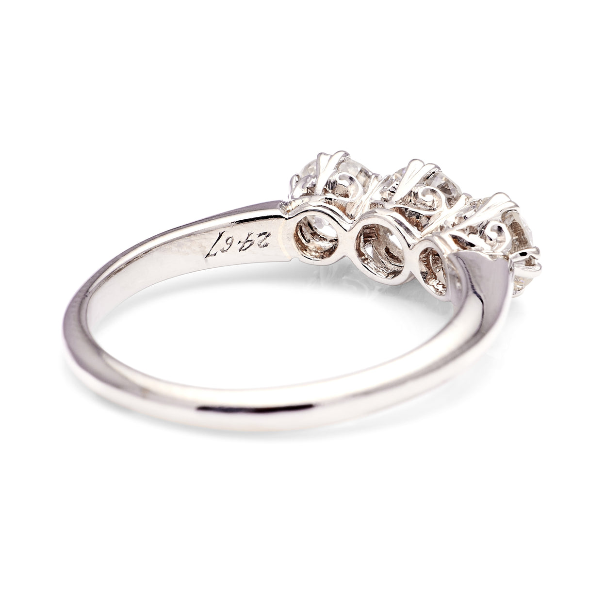 Vintage, 1930s three-stone diamond ring
