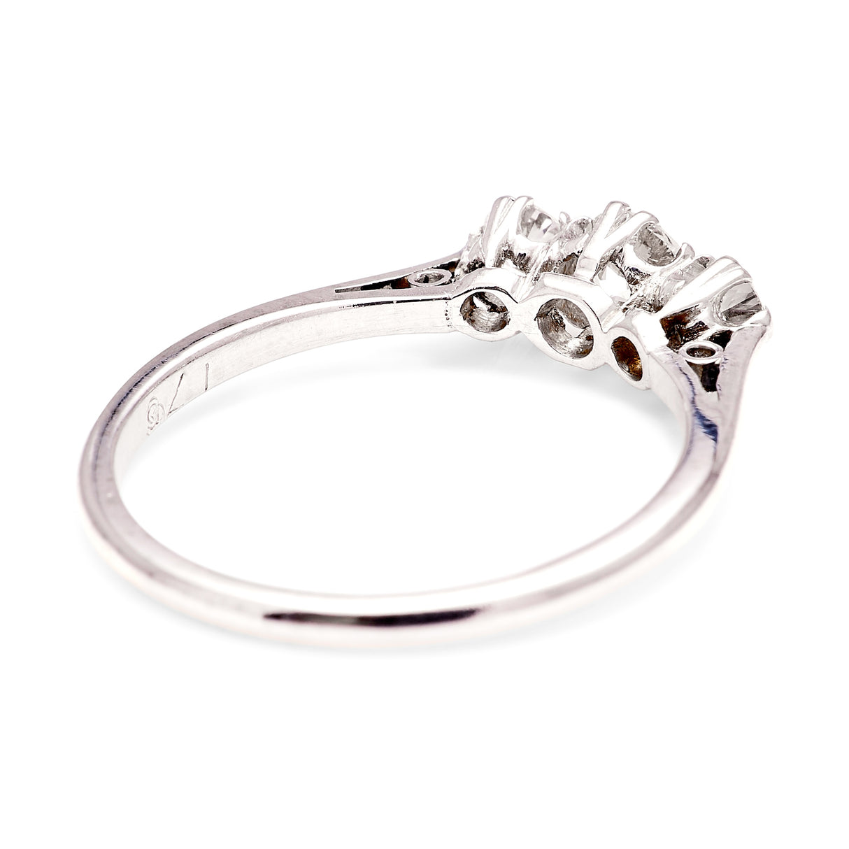 Vintage, 1930s three-stone diamond ring