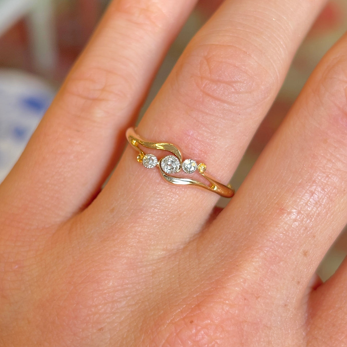 Vintage, 1940s three-stone diamond ring