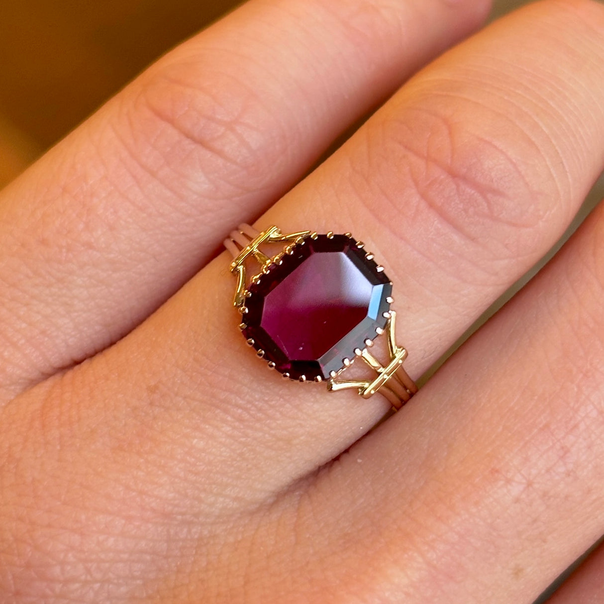 Antique, Victorian single stone garnet ring