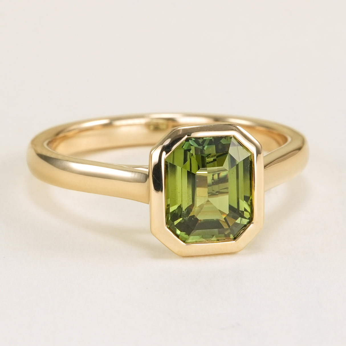 Green sapphire single-stone solitaire ring