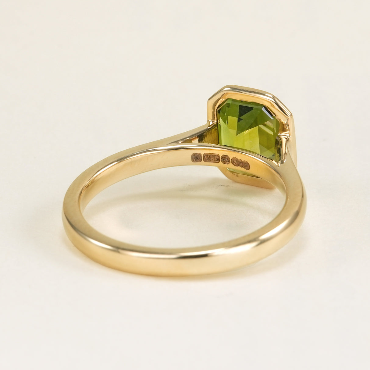 Green sapphire single-stone ring