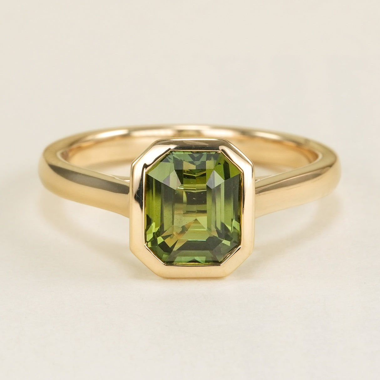 Green sapphire single-stone ring