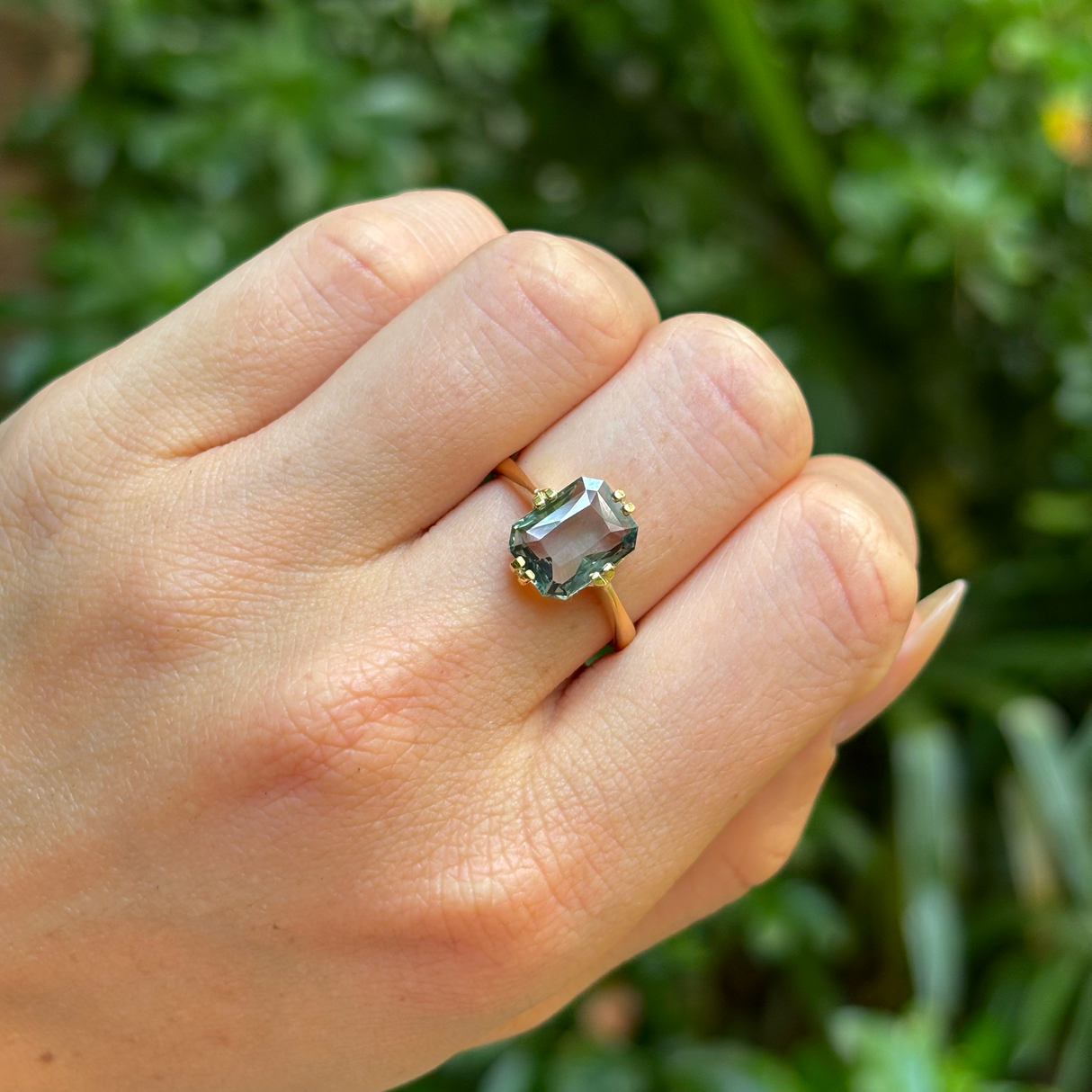 Antique, Edwardian single-stone teal sapphire ring, 18ct yellow gold