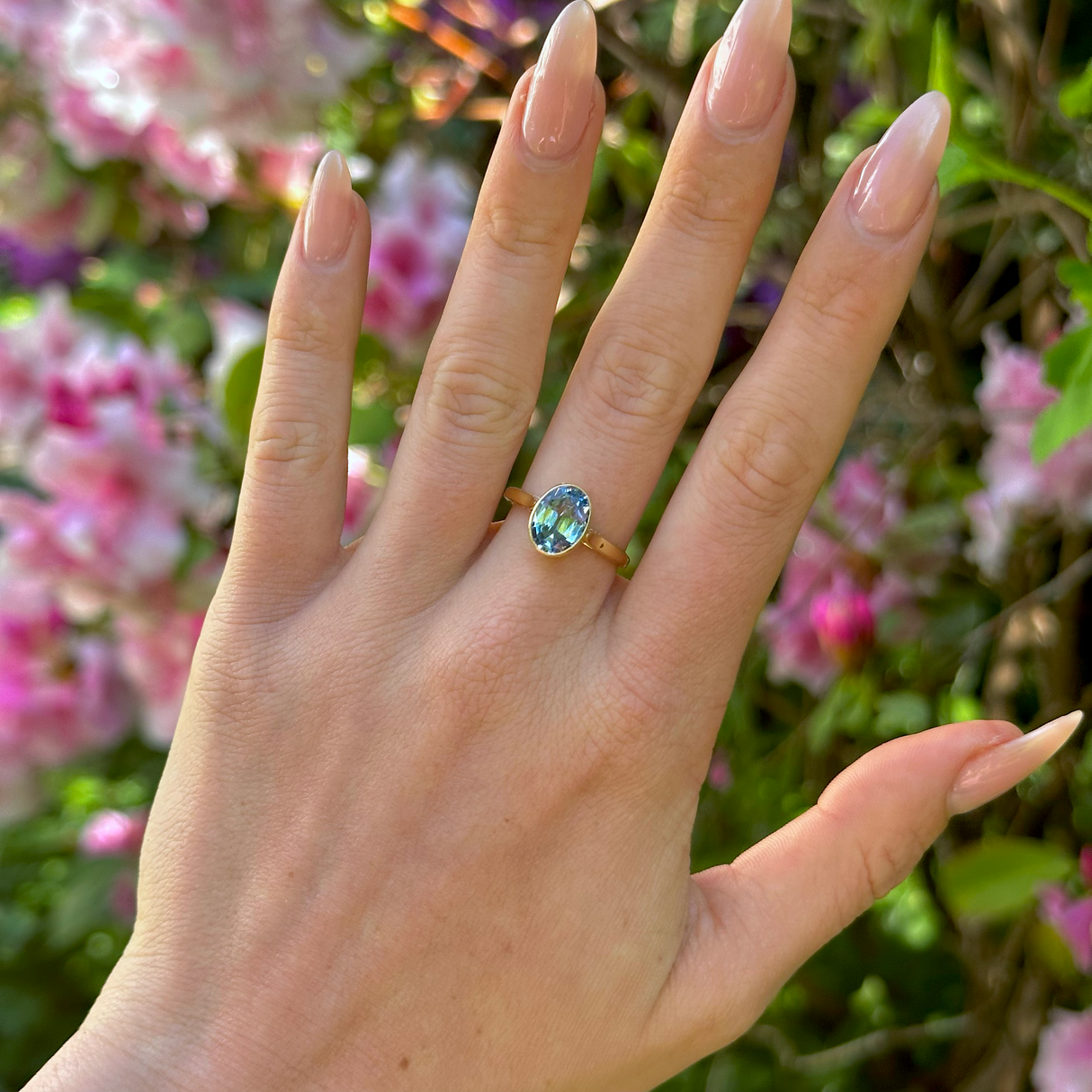 French, Art Deco Fine Aquamarine Single-Stone Ring, 18ct Yellow Gold worn on hand.