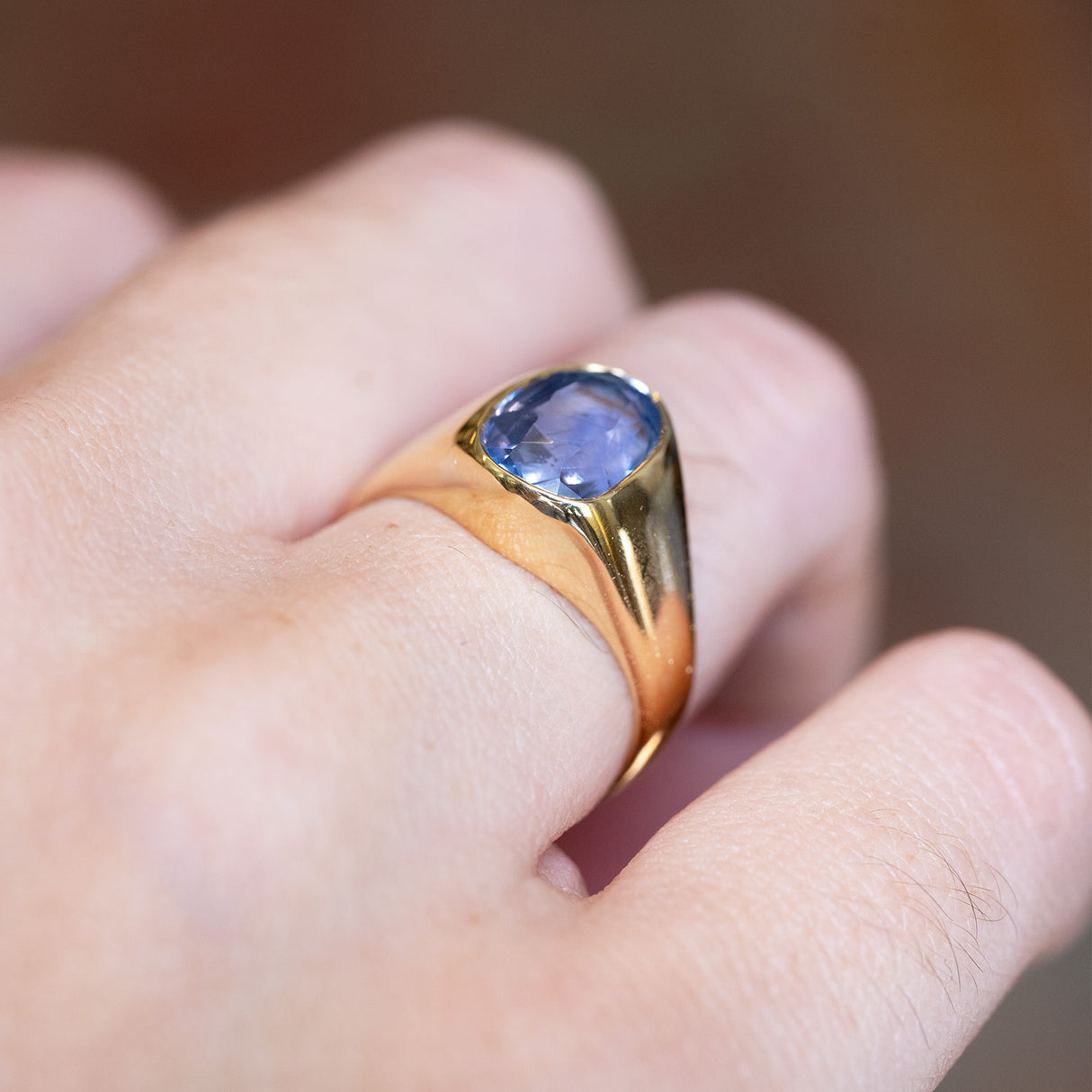 Antique Victorian sapphire single-stone ring with tapered gold shoulders.