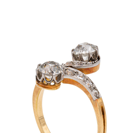 vintage toi et moi diamond ring, side view.