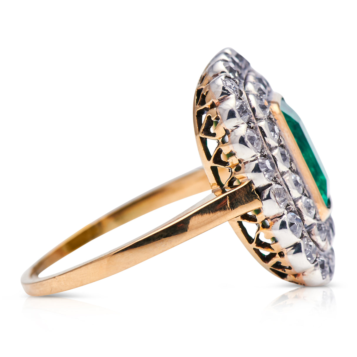 Edwardian, 18ct gold, Colombian emerald and diamond cluster ring