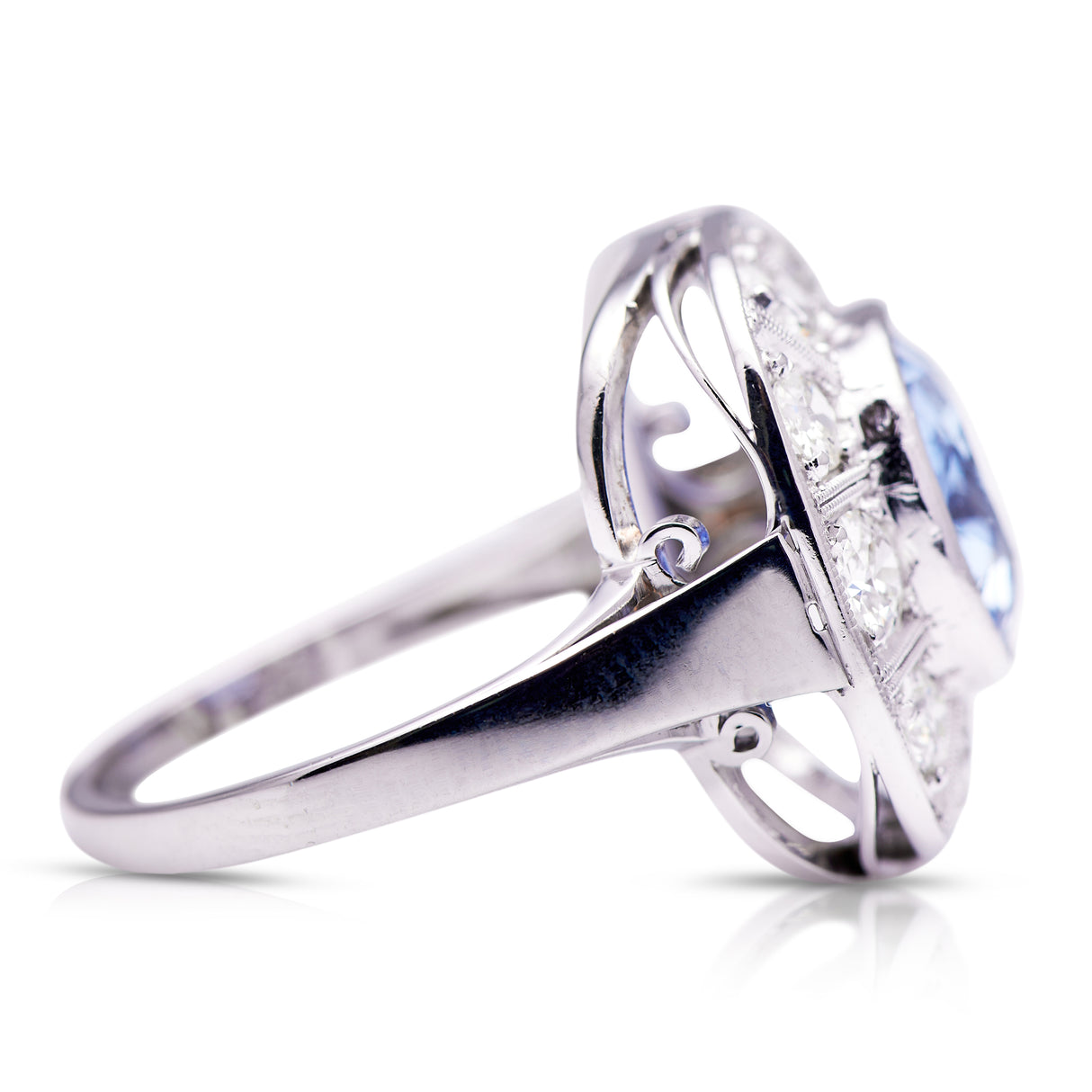 Art Deco, ceylon cushion-cut sapphire and diamond cluster ring, side view.