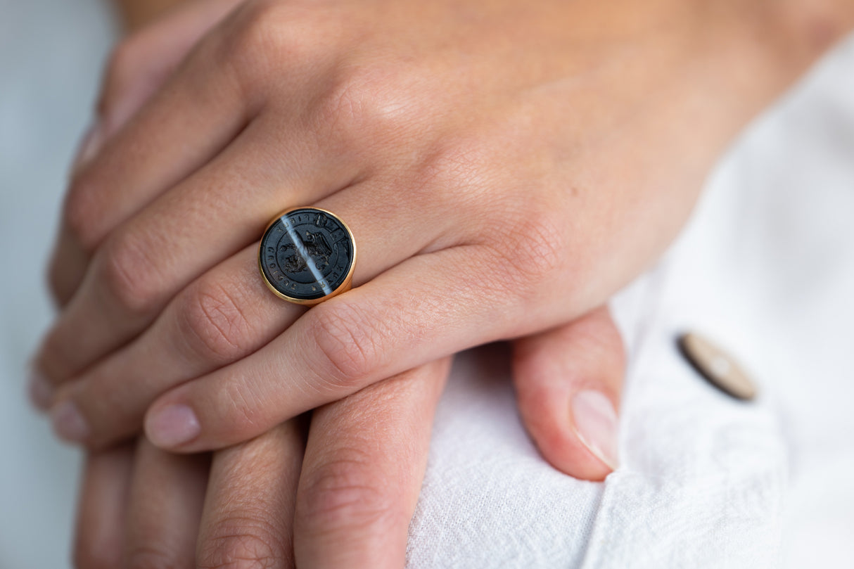 Georgian, 18ct gold, onyx intaglio ring