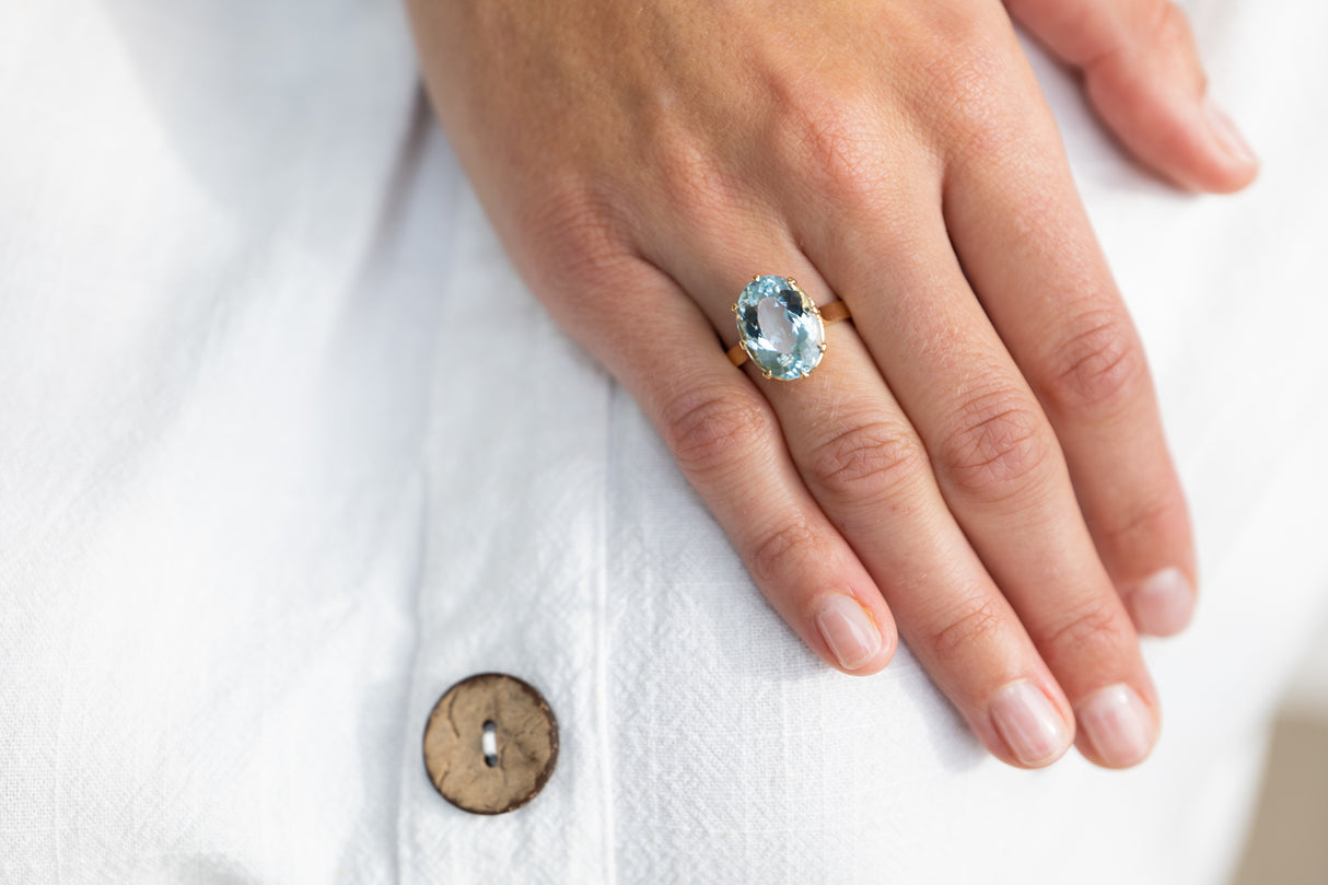 Mid century, 18ct gold, single stone aquamarine ring