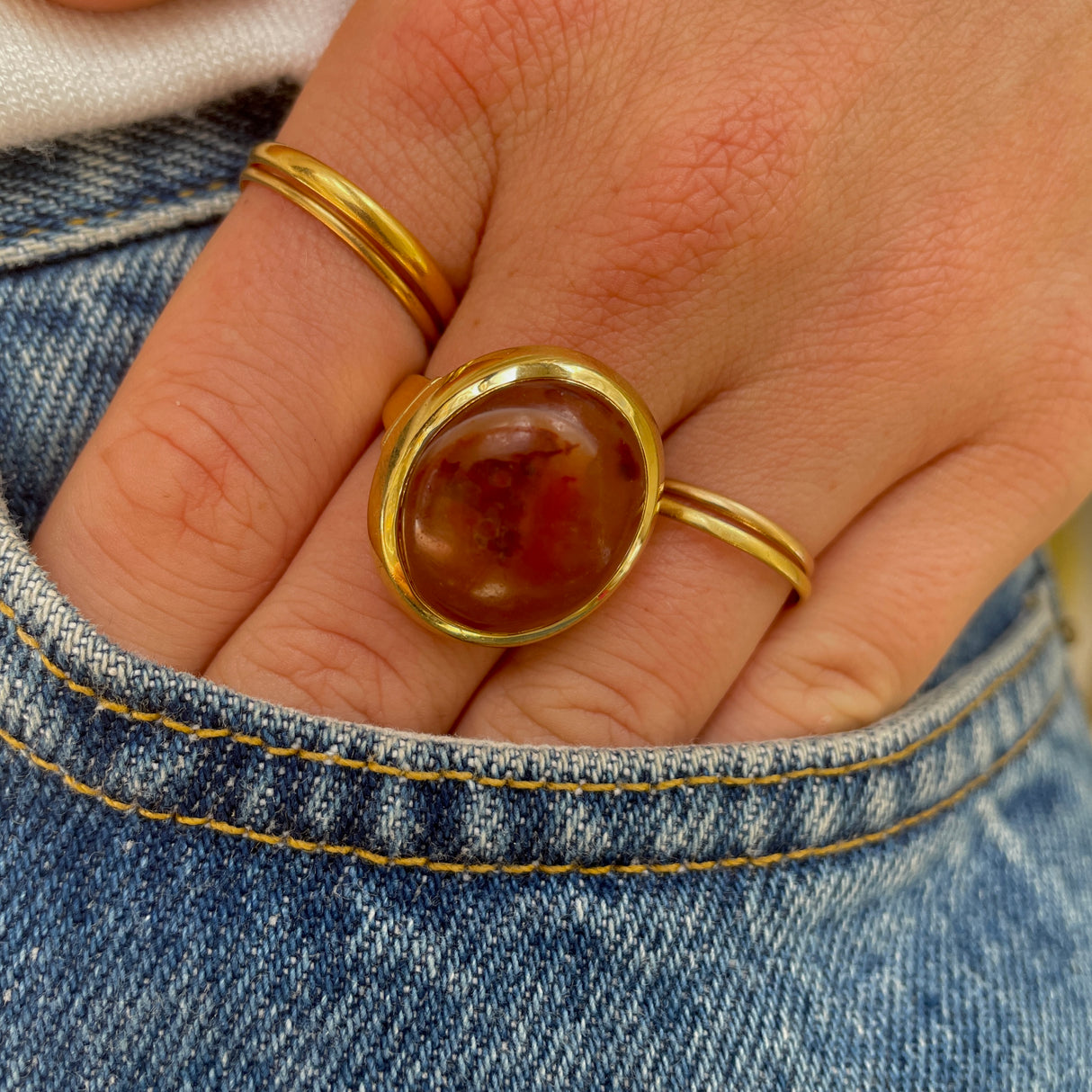 An impressive cabochon agate ring, set in 18ct gold