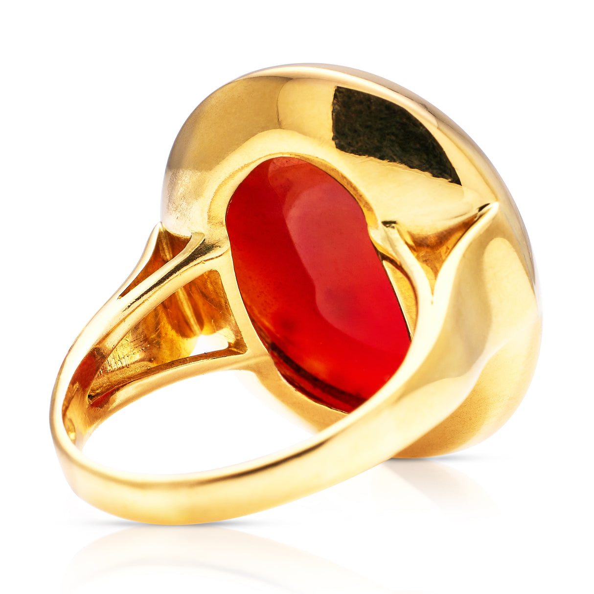 An impressive cabochon agate ring, set in 18ct gold