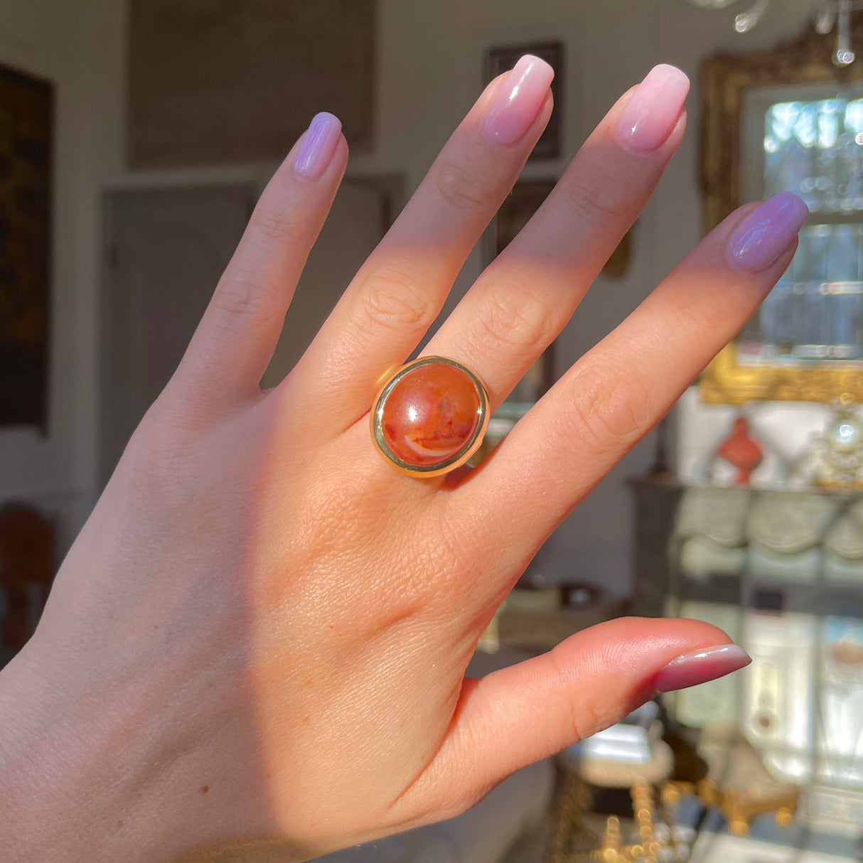 An impressive cabochon agate ring, set in 18ct gold