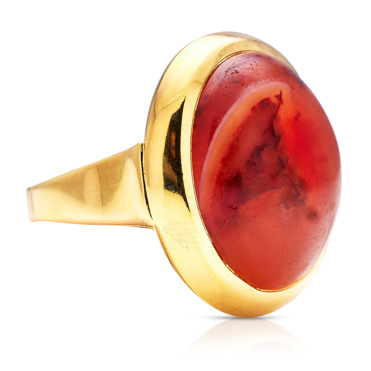 An impressive cabochon agate ring, set in 18ct gold