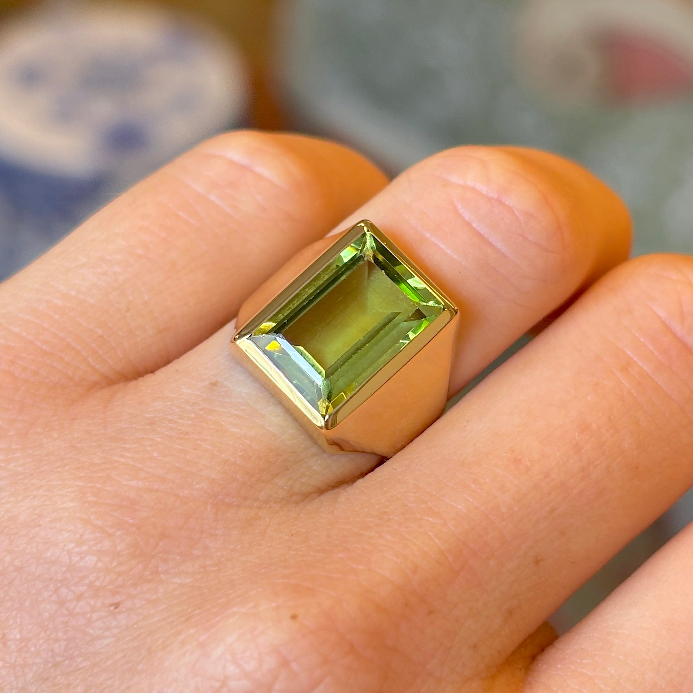 80's〜　vintage ring リング　　17〜18号 Vintage, 1980s peridot-set signet ring – Antique Ring Boutique