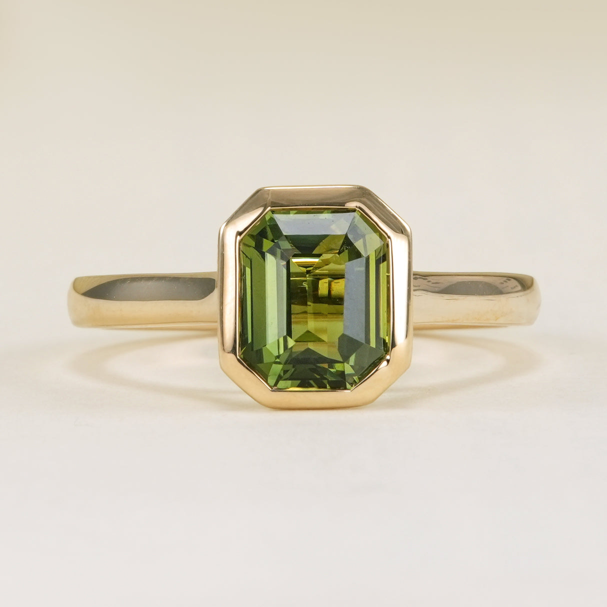 Green sapphire single-stone ring