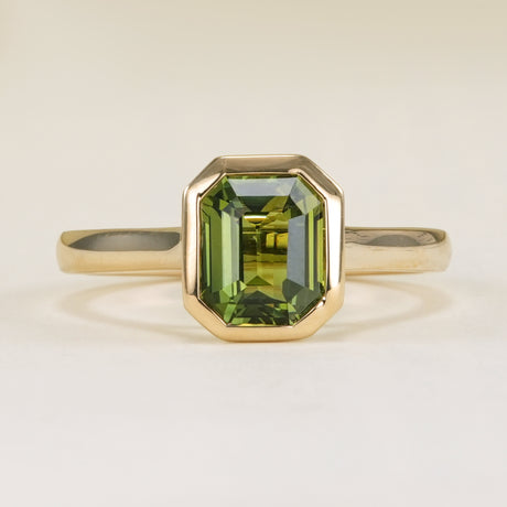 Green sapphire single-stone ring