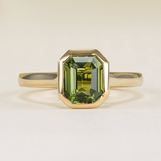 Green sapphire single-stone ring