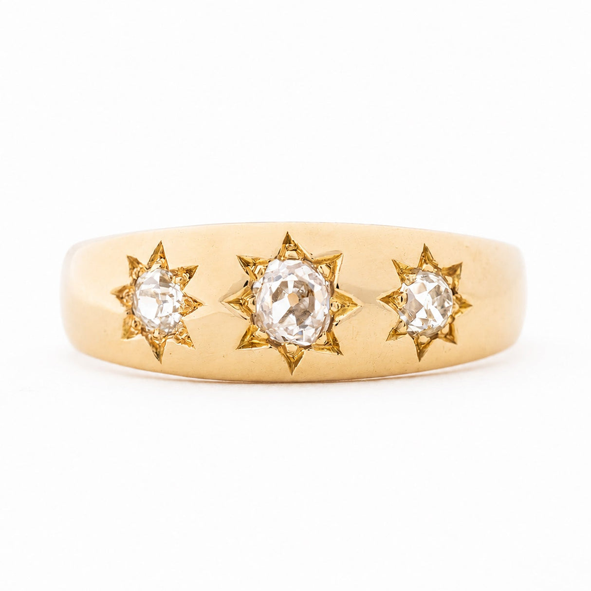 An antique, Edwardian diamond three-stone gypsy ring in yellow gold. 