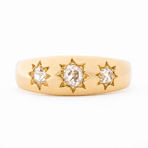 An antique, Edwardian diamond three-stone gypsy ring in yellow gold. 