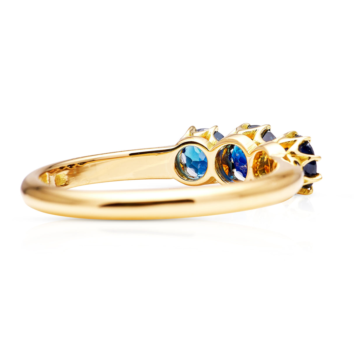 Antique, Edwardian sapphire three-stone ring, 18ct yellow gold