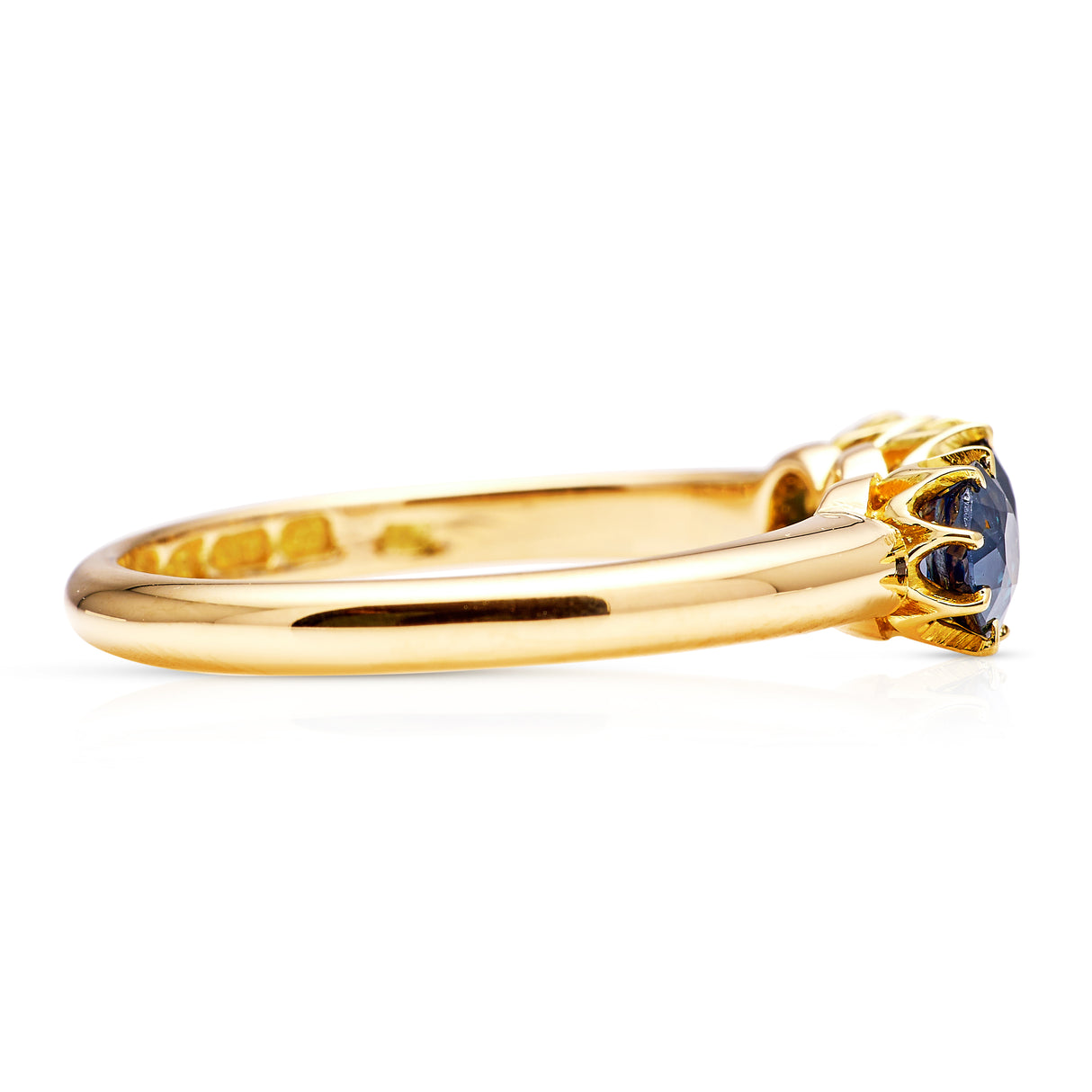 Antique, Edwardian sapphire three-stone ring, 18ct yellow gold