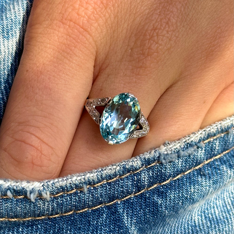 Edwardian, oval aquamarine & diamond ring, 18ct yellow gold & platinum