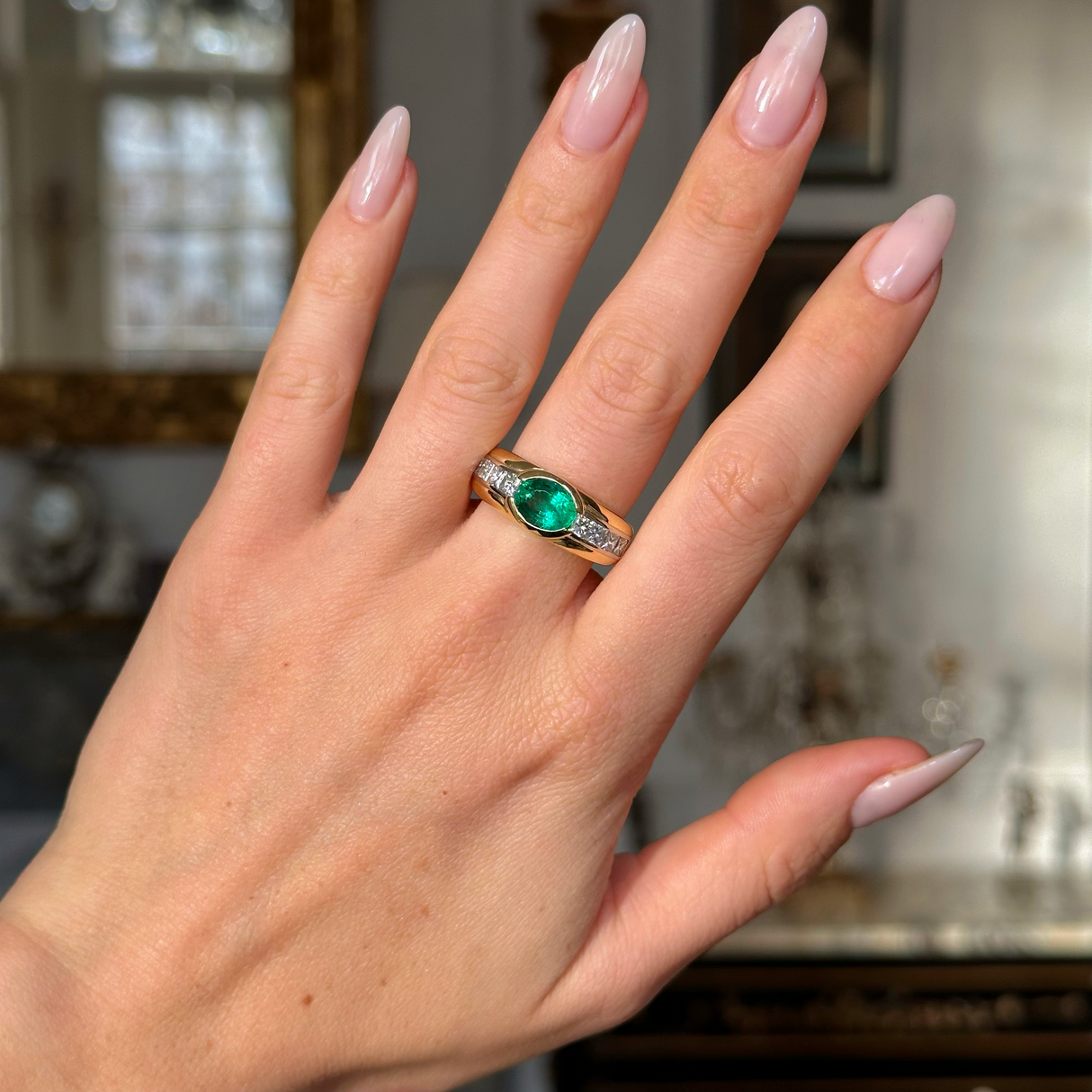 Vintage emerald wedding band deals