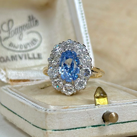 Vintage, 1980s Cornflower Blue Sapphire and Diamond Cluster Ring, 14ct Yellow Gold front view.