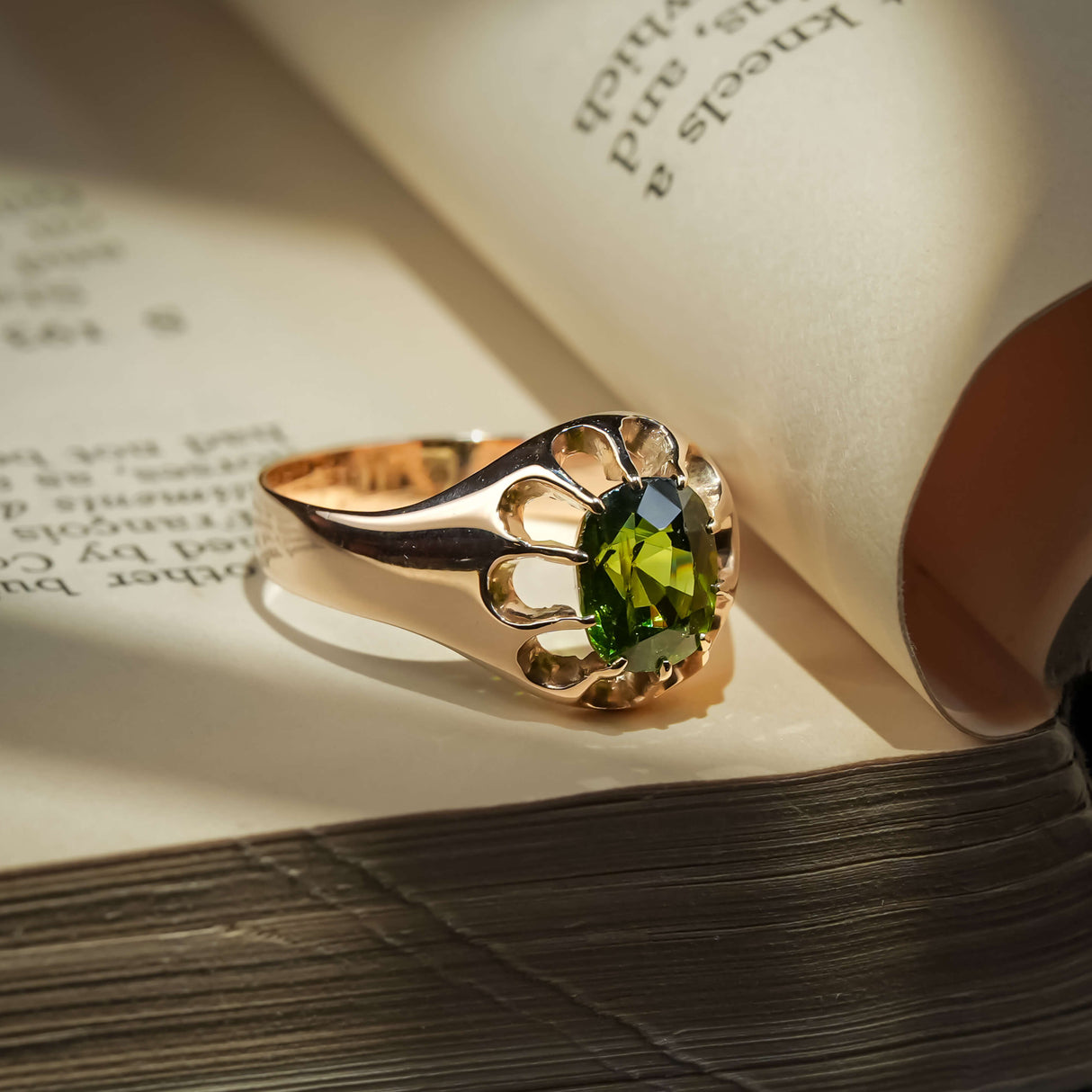Antique Victorian green zircon ring with round green gemstone in gold setting