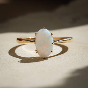 Precious opal solitaire ring from the 1990s in gold band