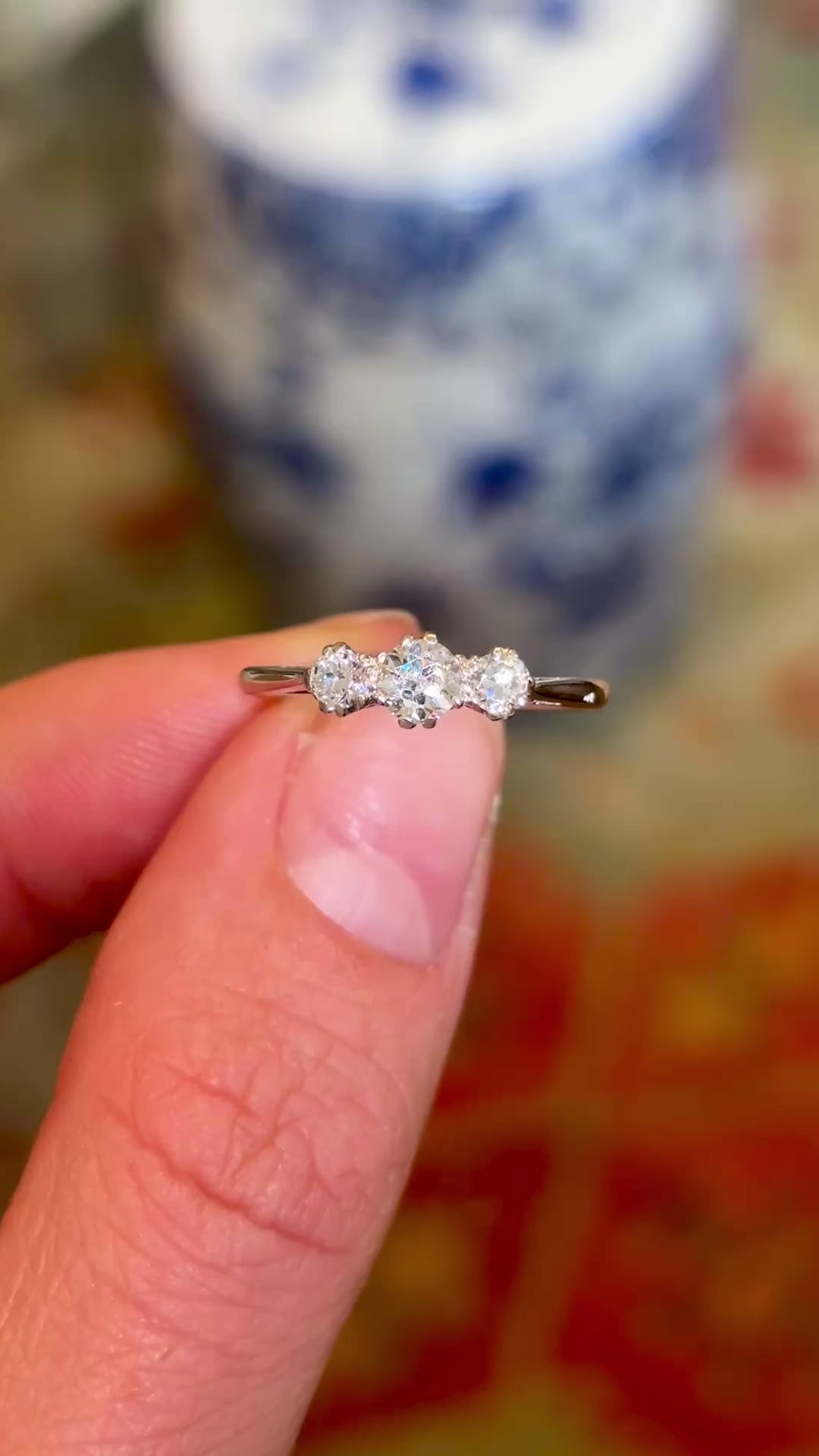 Vintage, 1930s three-stone diamond ring