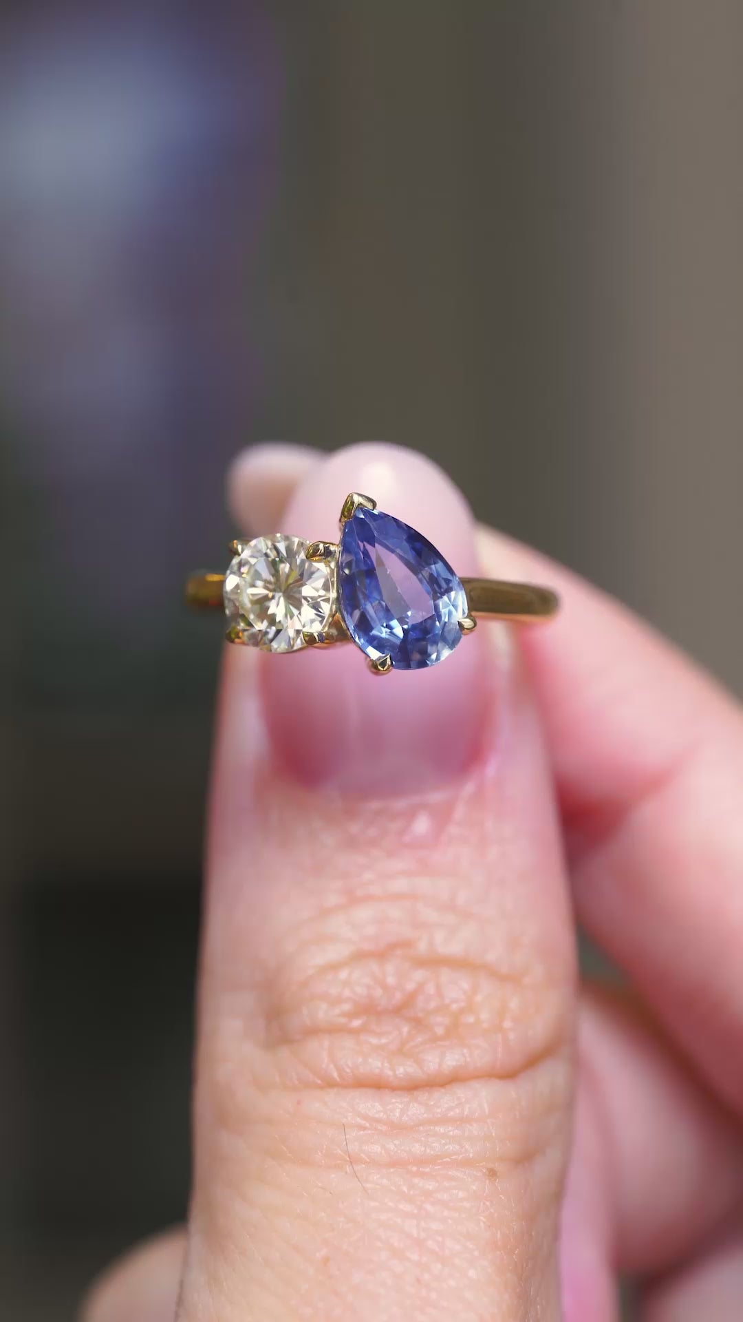Video of the front view of a sapphire and diamond Toi et Moi engagement ring