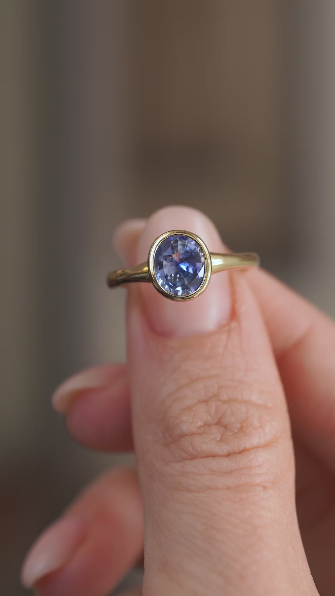 Video presenting the oval sapphire ring balanced on a fingertip as light moves across the gemstone’s facets.