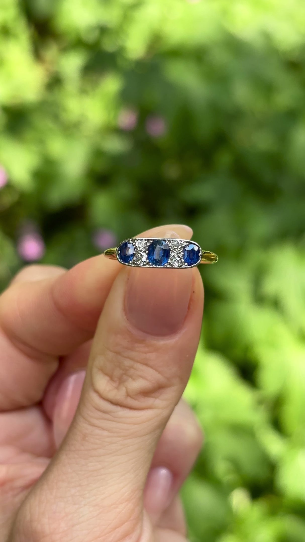 Vintage, Art Deco sapphire three-stone ring, 18ct yellow gold & platinum