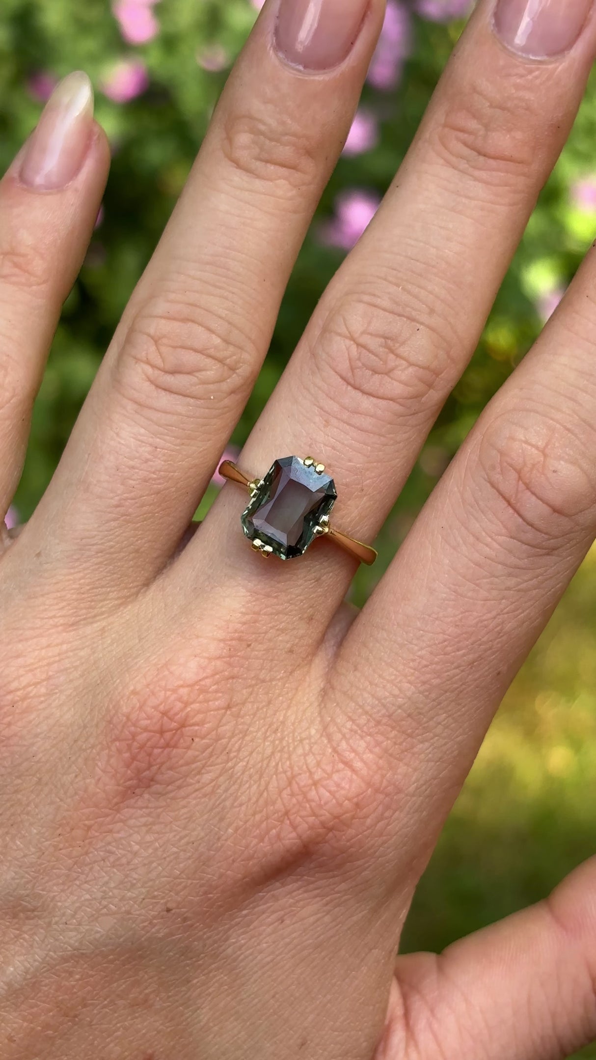 Antique, Edwardian single-stone teal sapphire ring, 18ct yellow gold