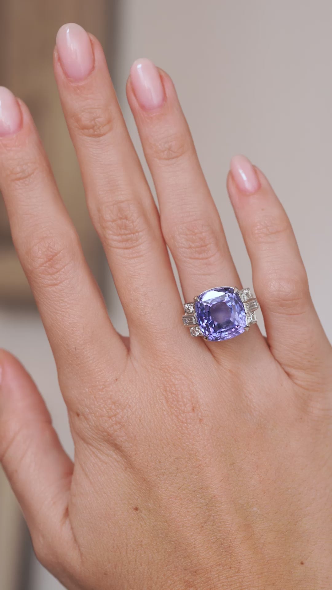 Video of the 1980s sapphire cocktail ring on the hand, capturing the gemstone’s shifting violet and blue colour.