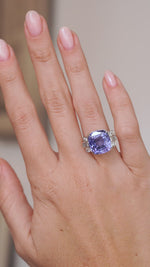 Video of the 1980s sapphire cocktail ring on the hand, capturing the gemstone’s shifting violet and blue colour.