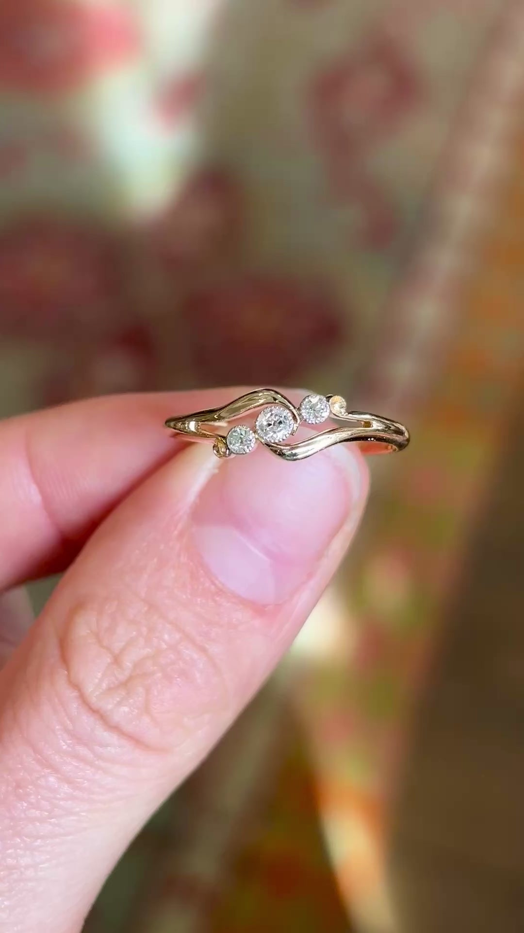 Vintage, 1940s three-stone diamond ring