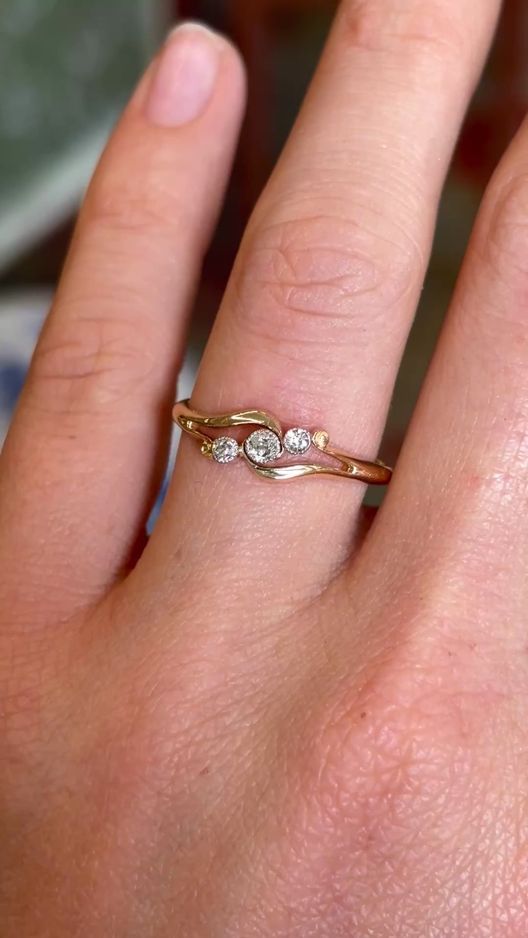 Vintage, 1940s three-stone diamond ring