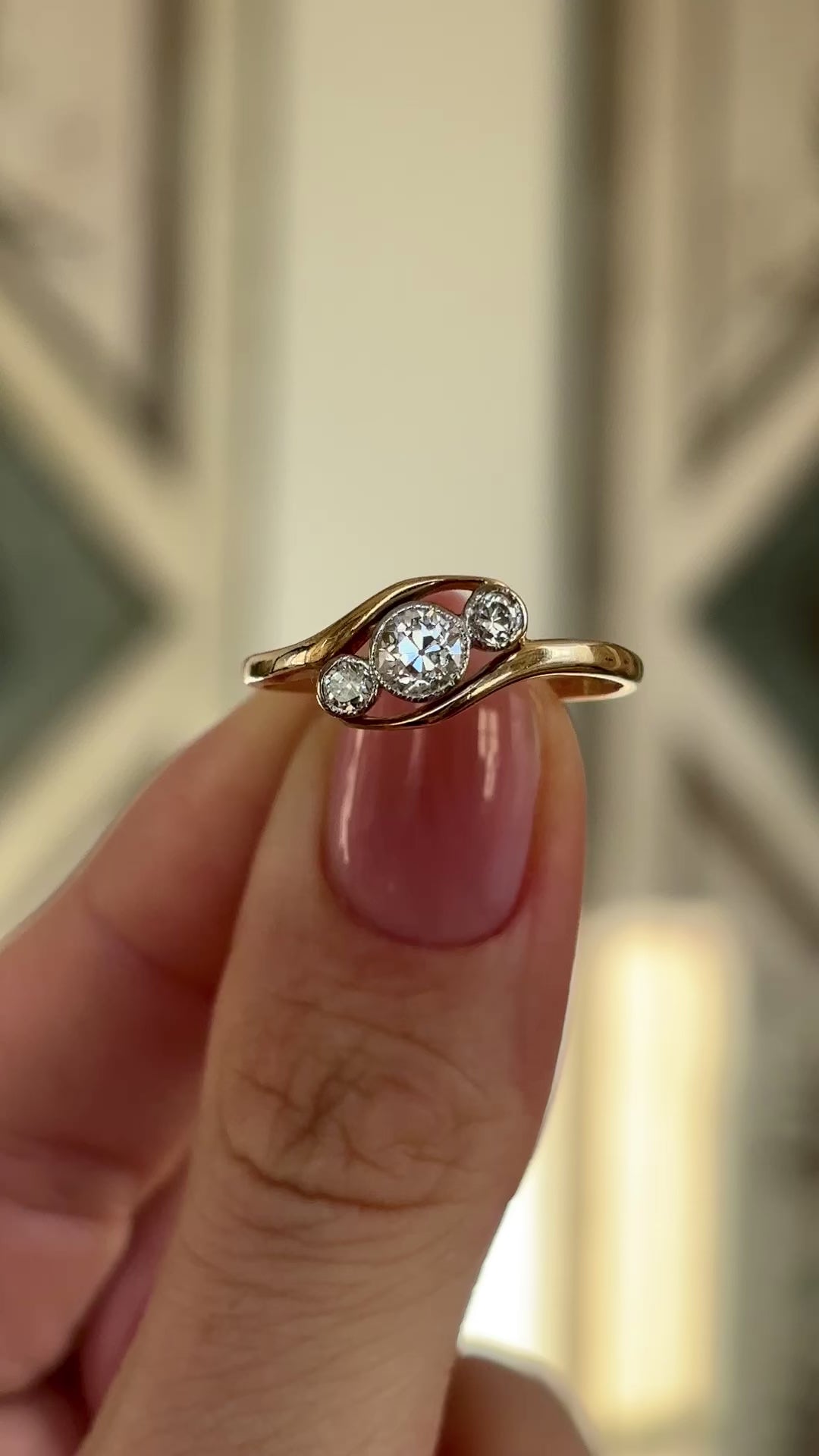 Antique, Edwardian three-stone diamond twist ring, 18ct yellow gold