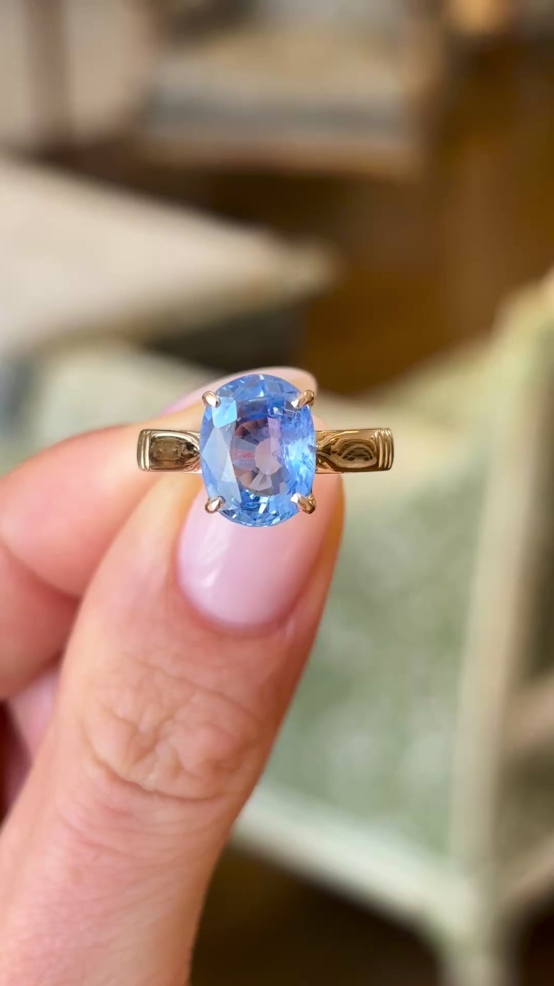 Vintage, 1980s cornflower-blue sapphire ring