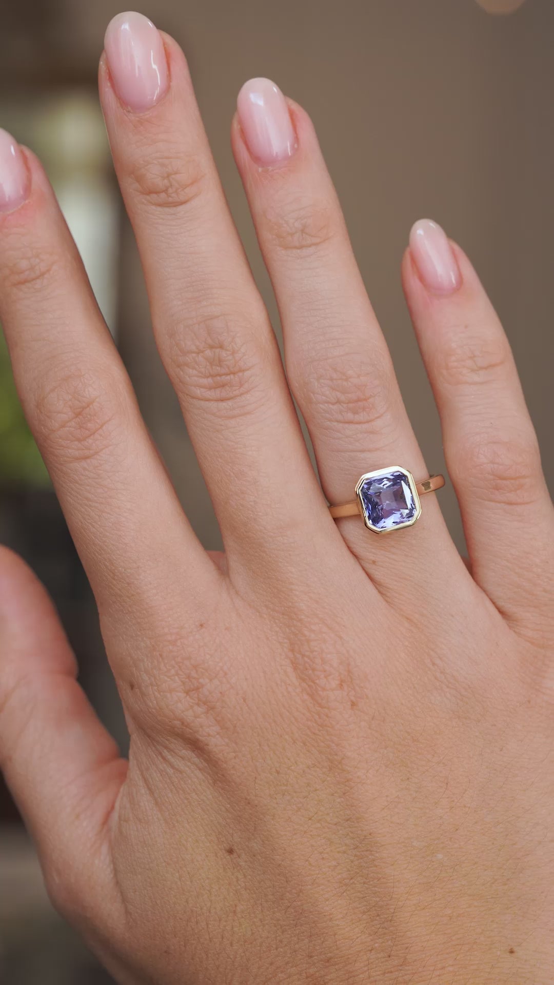 Video of the lavender sapphire solitaire on the hand, capturing the gemstone’s shifting blue and purple tones.