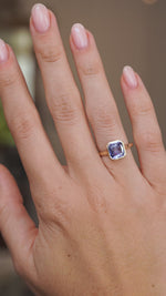 Video of the lavender sapphire solitaire on the hand, capturing the gemstone’s shifting blue and purple tones.