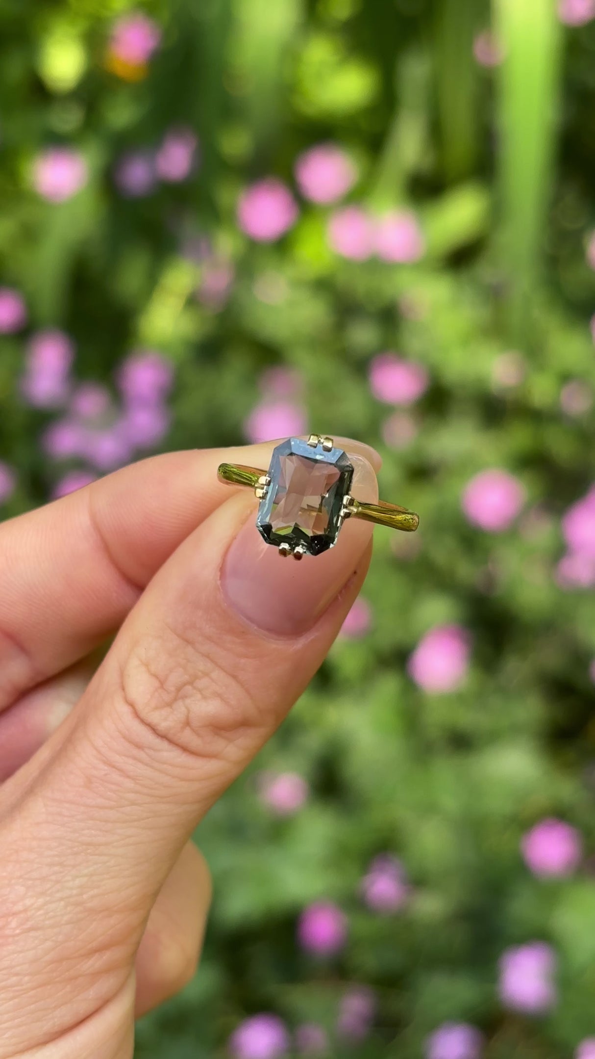 Antique, Edwardian single-stone teal sapphire ring, 18ct yellow gold