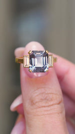 A video of a close-up of an emerald-cut blue spinel flanked by baguette diamonds.