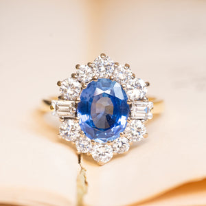 Vintage 1980s cornflower blue sapphire and diamond cluster ring in yellow gold.