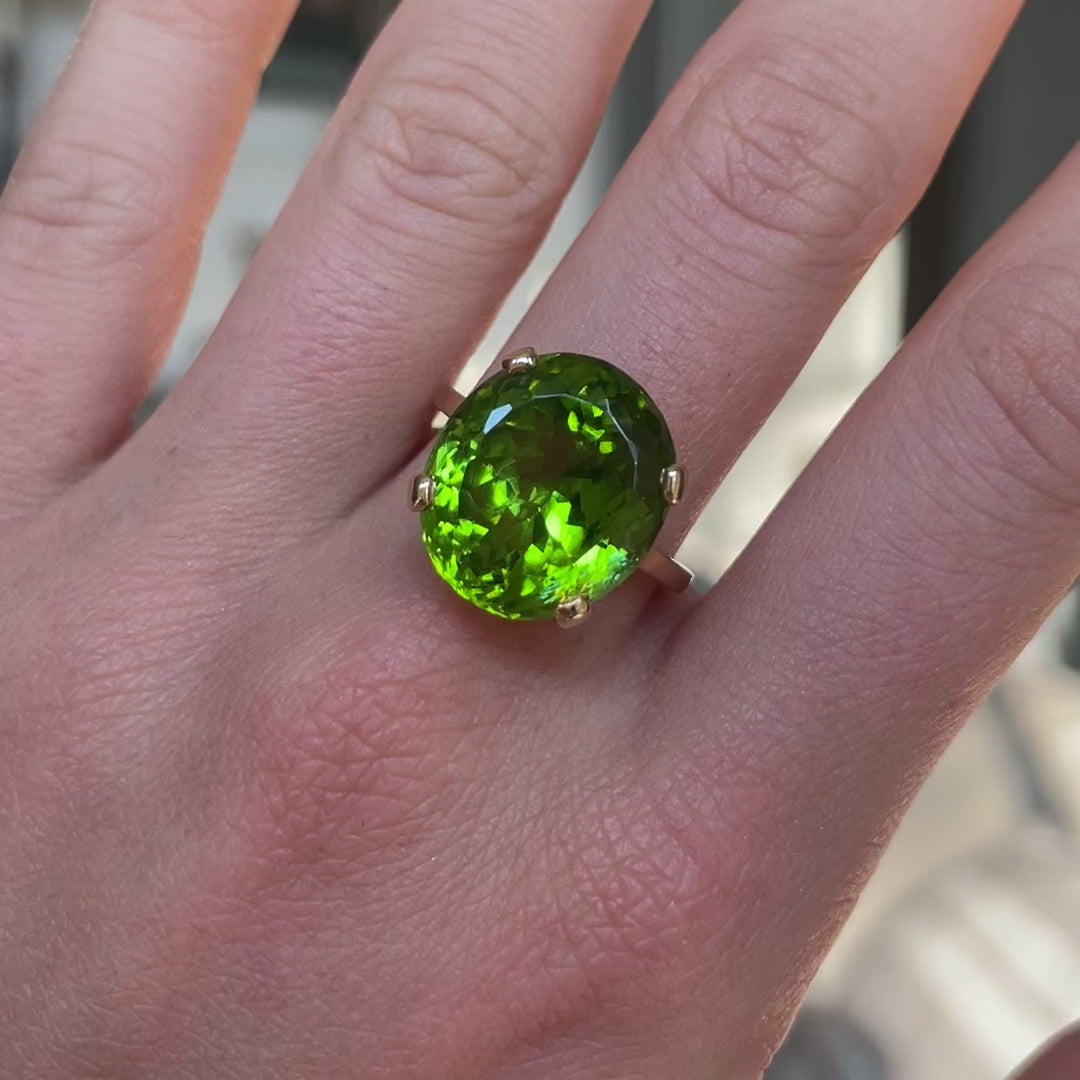 French | a large oval 12ct peridot ring, 18ct gold – Antique Ring